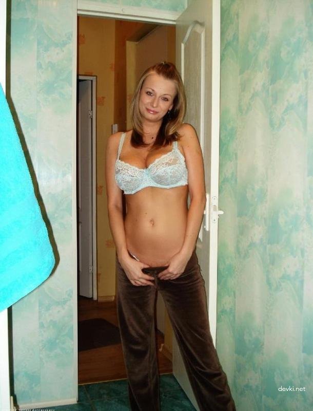 Amateur Girlfriend Poses for Boyfriend - Explicit Homemade Photos