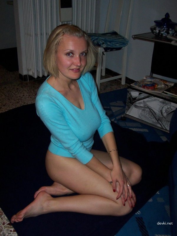 Explicit Gymnast in Action: Clear and Sexy Amateur Photo