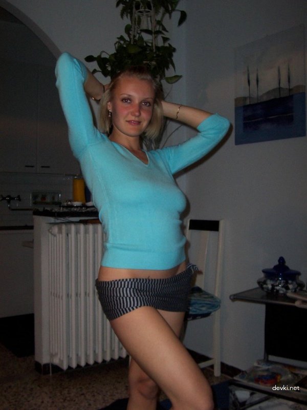 Explicit Gymnast in Action: Clear and Sexy Amateur Photo