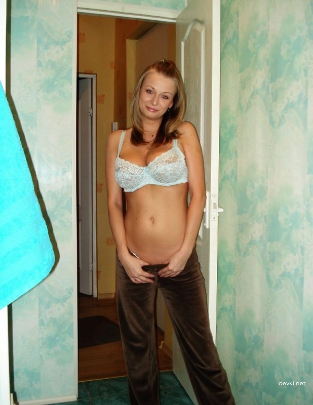 Slim Busty Amateur Babe: Explicit Photo Collection