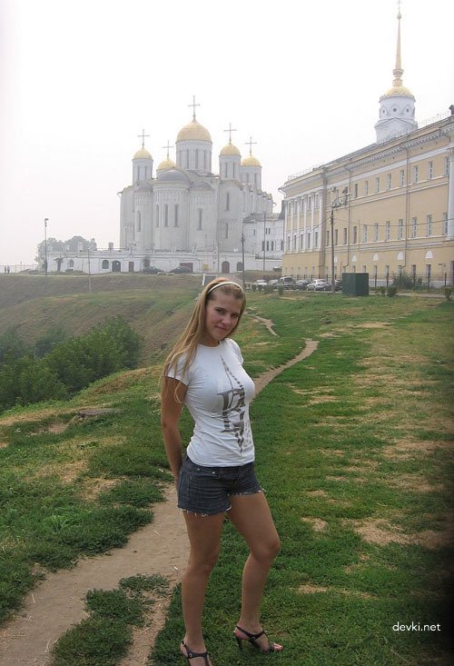 Explicit Amateur Road Model Photo: Sensual Pathway to Seduction