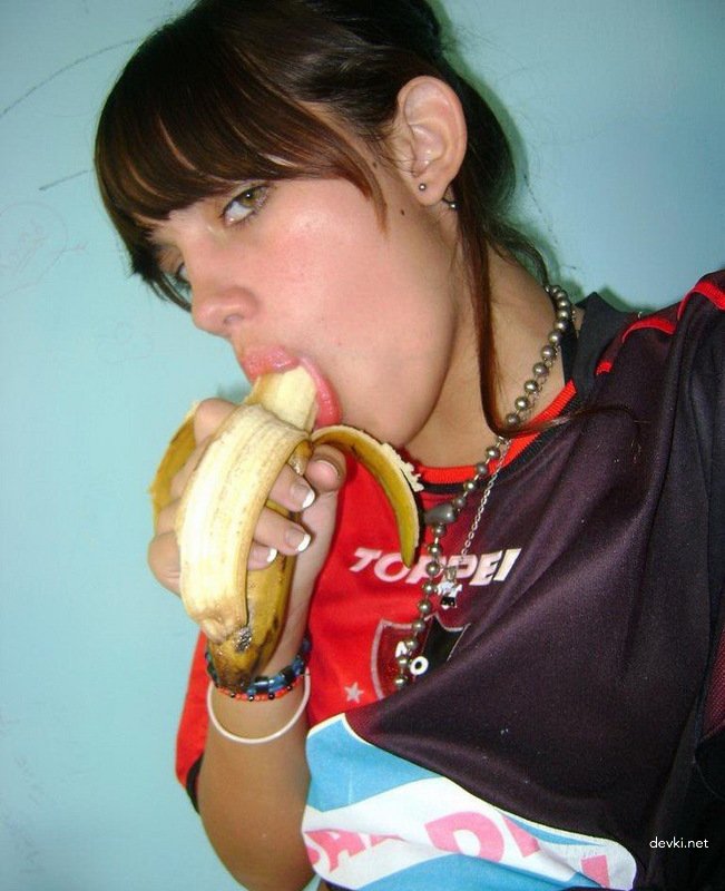 Hot Schoolgirl Amateur Photo - Sexy Classmate Poses Explicitly