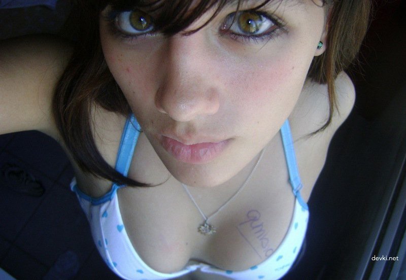 Hot Schoolgirl Amateur Photo - Sexy Classmate Poses Explicitly