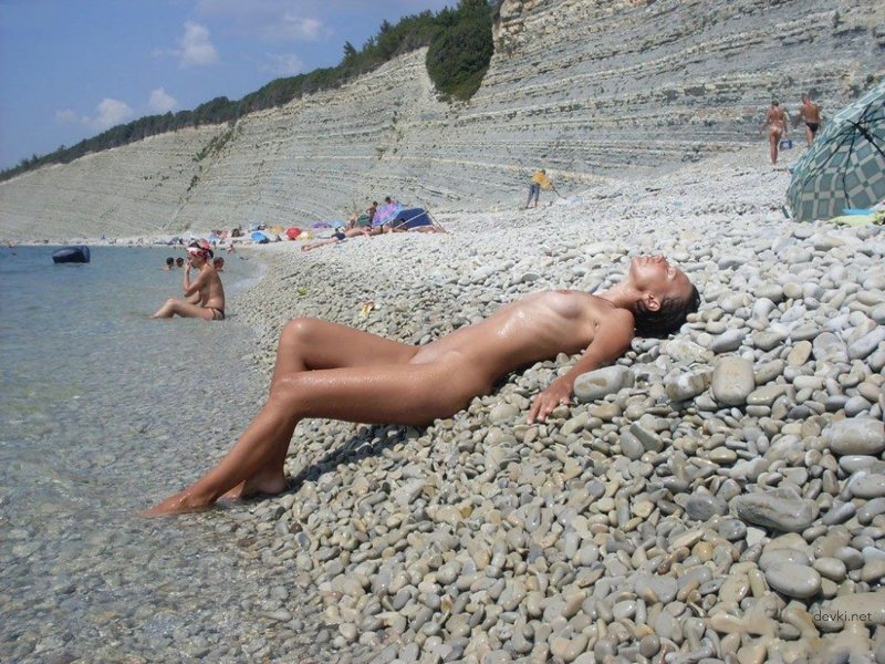 Nude Beach Nudist: Explicit Amateur Photo Exposing All
