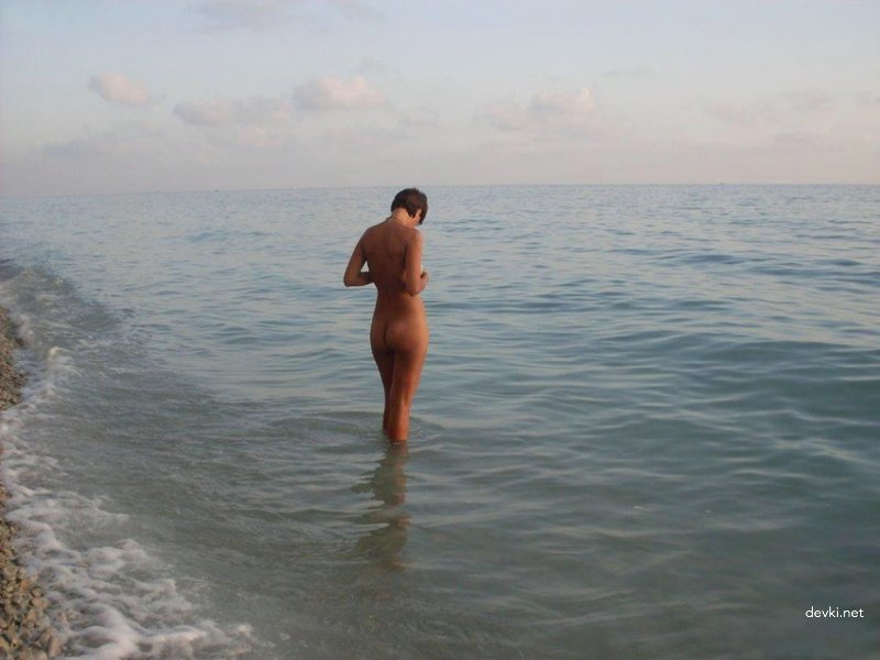 Nude Beach Nudist: Explicit Amateur Photo Exposing All