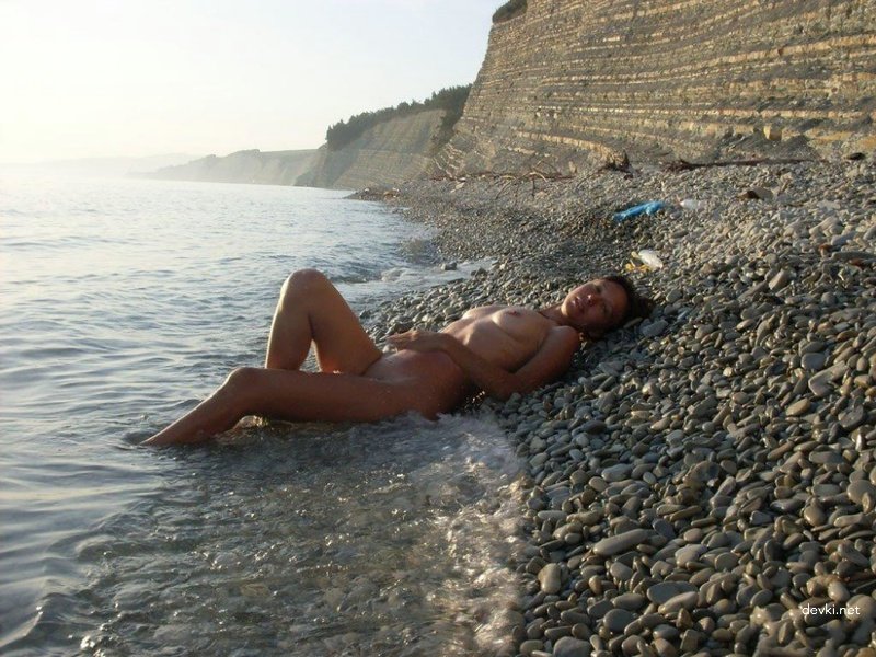 Nude Beach Nudist: Explicit Amateur Photo Exposing All