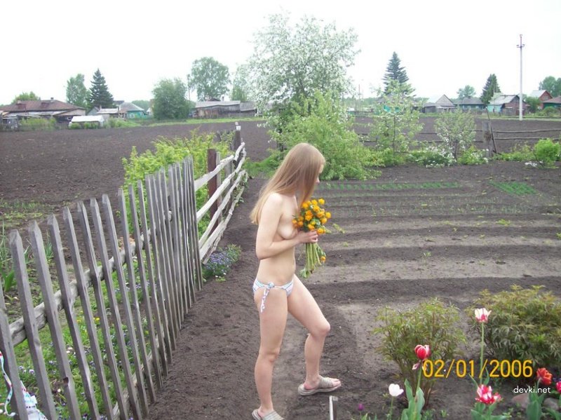 Hot Summer Amateur Photo Shoot at the Dacha - Explicit Outdoor Fun!
