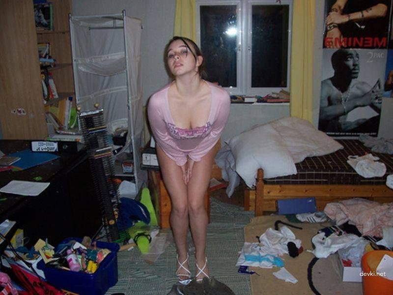 Beautiful Young Chick: Explicit Amateur Photo Shoot