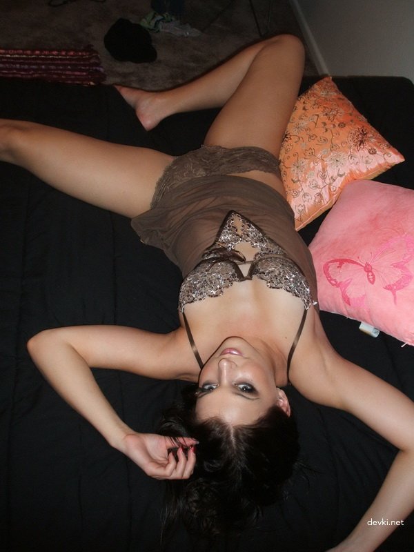Hot Amateur Pussy Pic: Stunning Girl Exposing Explicit Vagina
