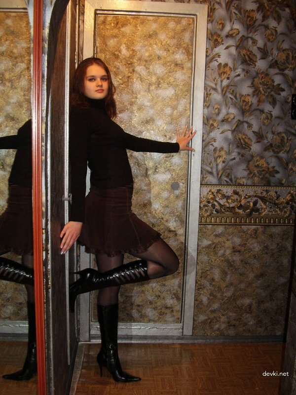Amateur Babe Strips for Boyfriend - Explicit Homemade Photo