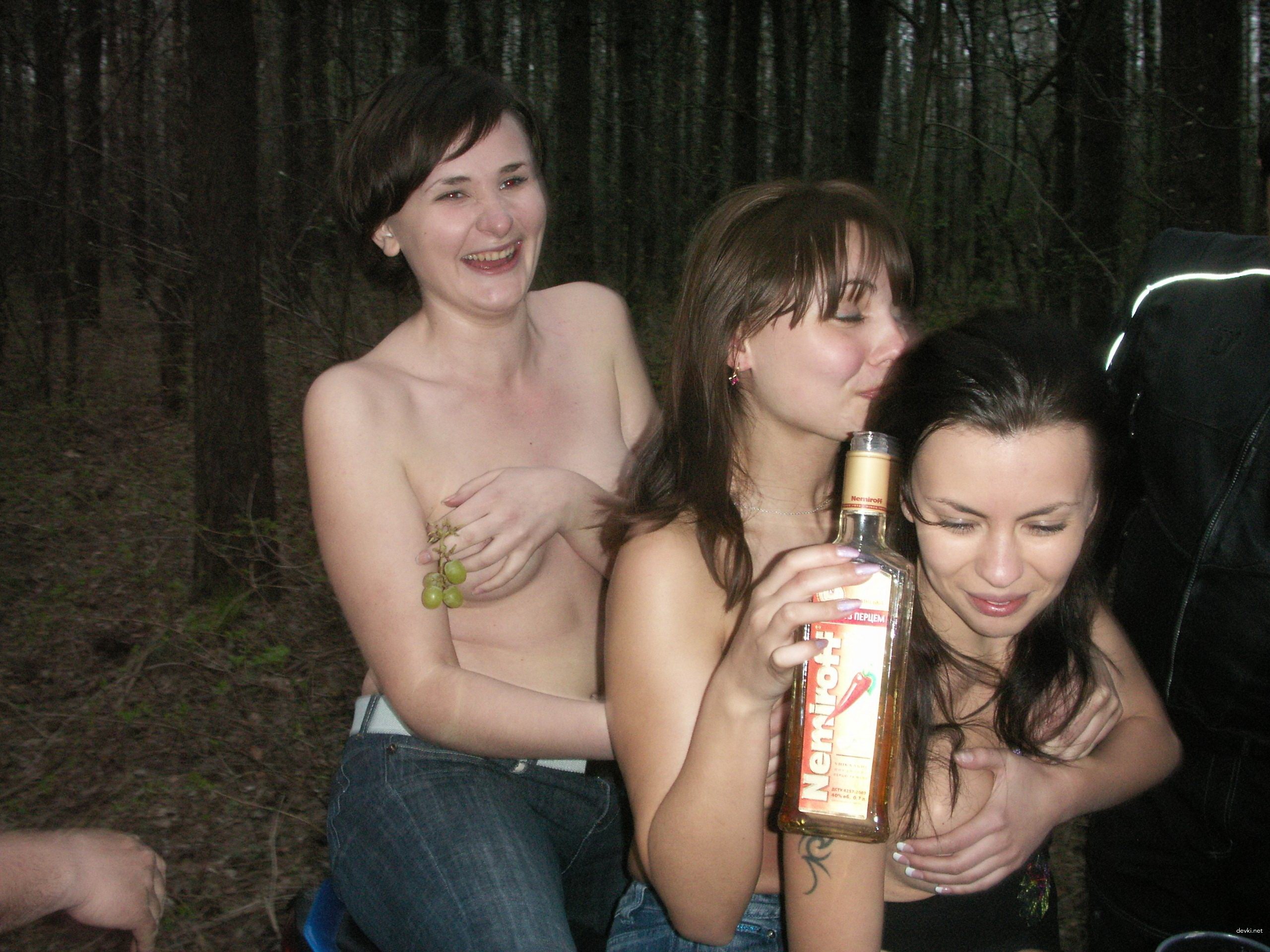 Drunk Girls Party: Explicit Amateur Photos of Wild Night Out
