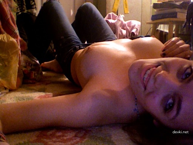 Amateur Babe Masturbates Pussy - Explicit Solo Girl Photos