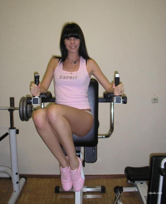 Hot Athlete Reveals Red Pussy in Amateur Photo Shoot