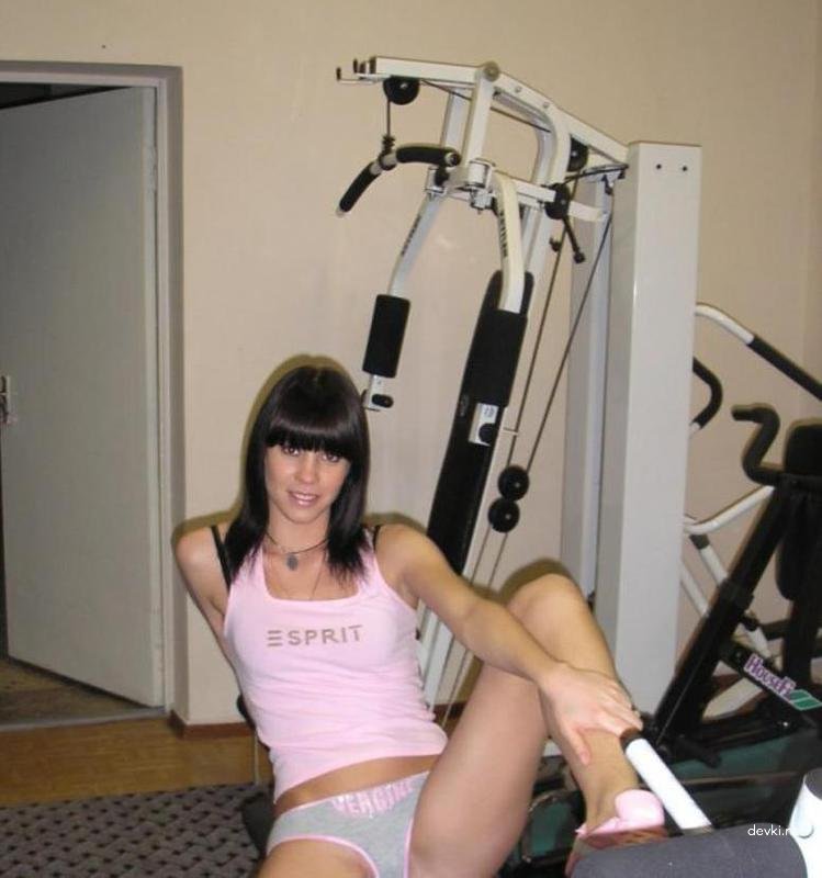 Hot Athlete Reveals Red Pussy in Amateur Photo Shoot