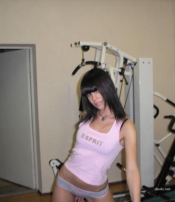 Hot Athlete Reveals Red Pussy in Amateur Photo Shoot