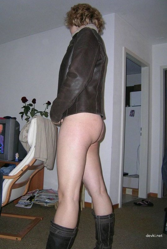 Seductive amateur girl flaunts her body in playful poses