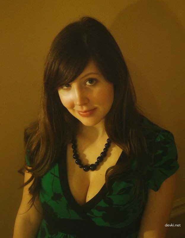 Curvy Girl Flaunts Her Assets in Amateur Photo Shoot