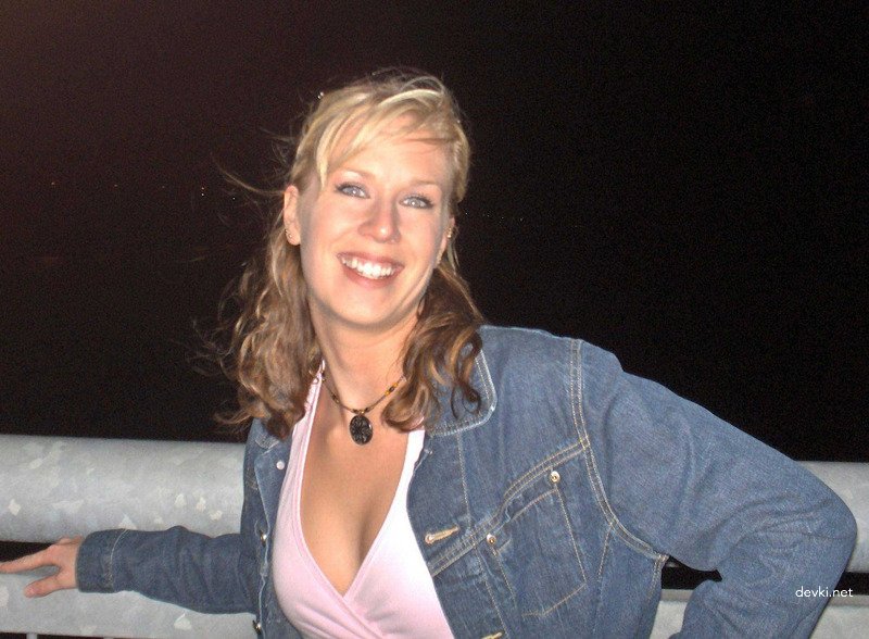 Amateur Babe Exposes Her Pussy: Explicit Close-Up Shot
