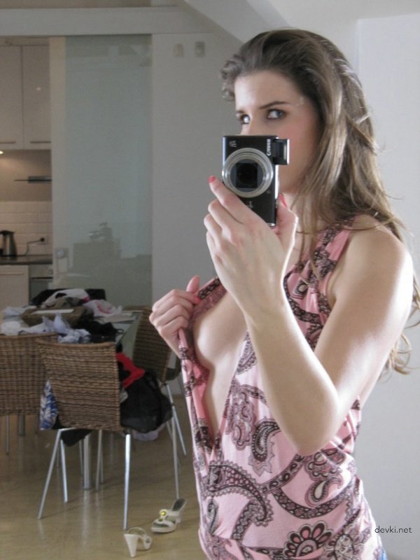 Sexy Selfie: Hot Chick Captures Herself in Amateur Photo