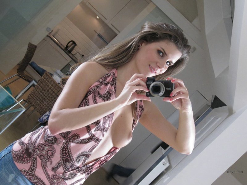 Sexy Selfie: Hot Chick Captures Herself in Amateur Photo