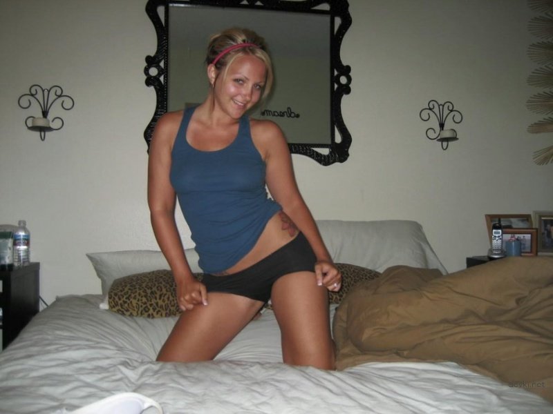 Sexy babe strips naked for amateur photo shoot