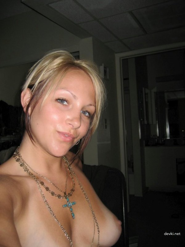 Sexy babe strips naked for amateur photo shoot