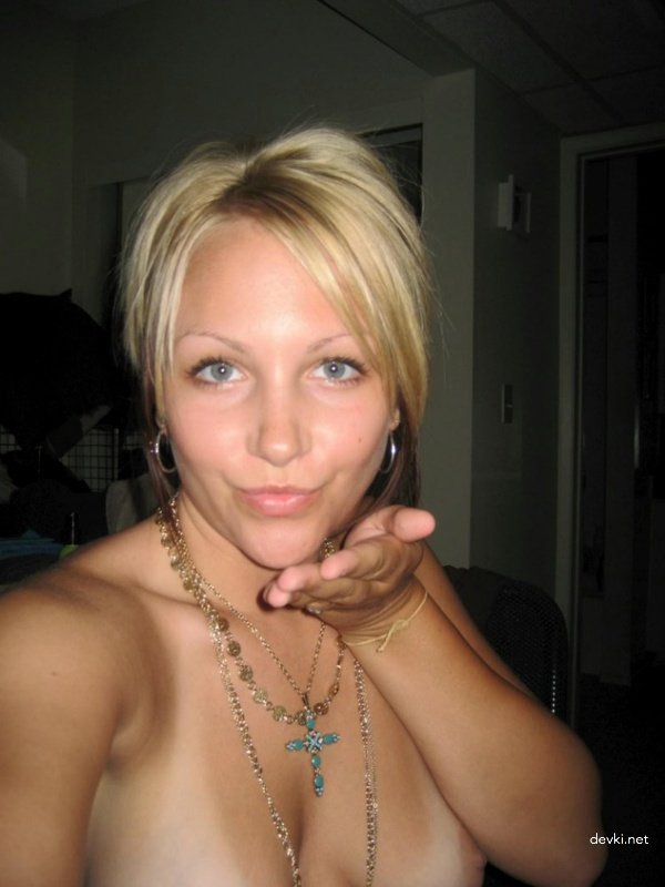 Sexy babe strips naked for amateur photo shoot