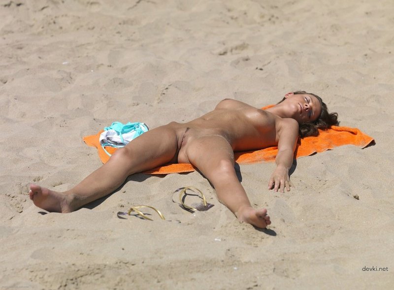 Caught Nude Beach Nudist in Amateur Photo - Explicit Voyeurism