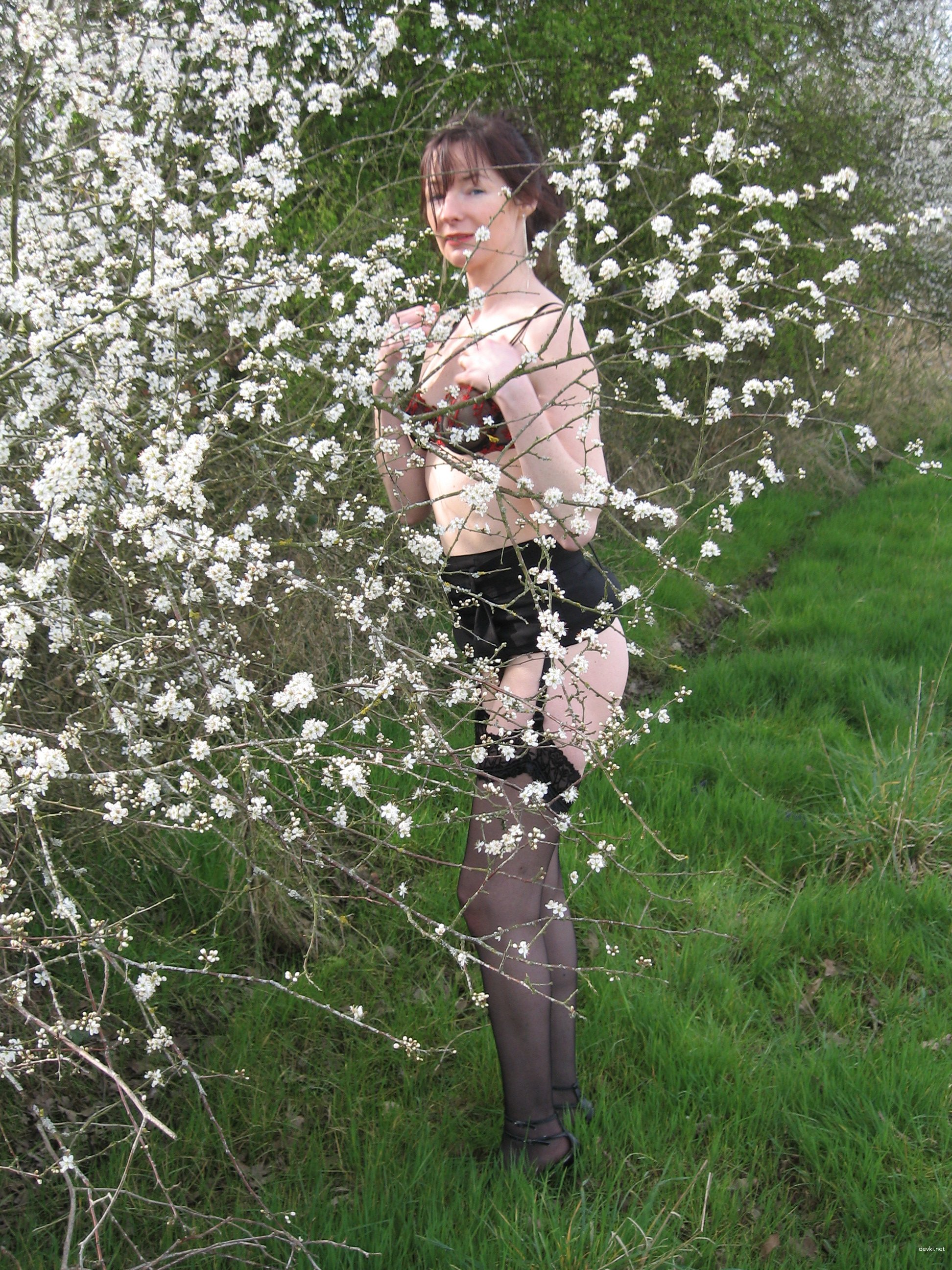 Brunette MILF Exposes Naked Body in Amateur Photo Shoot