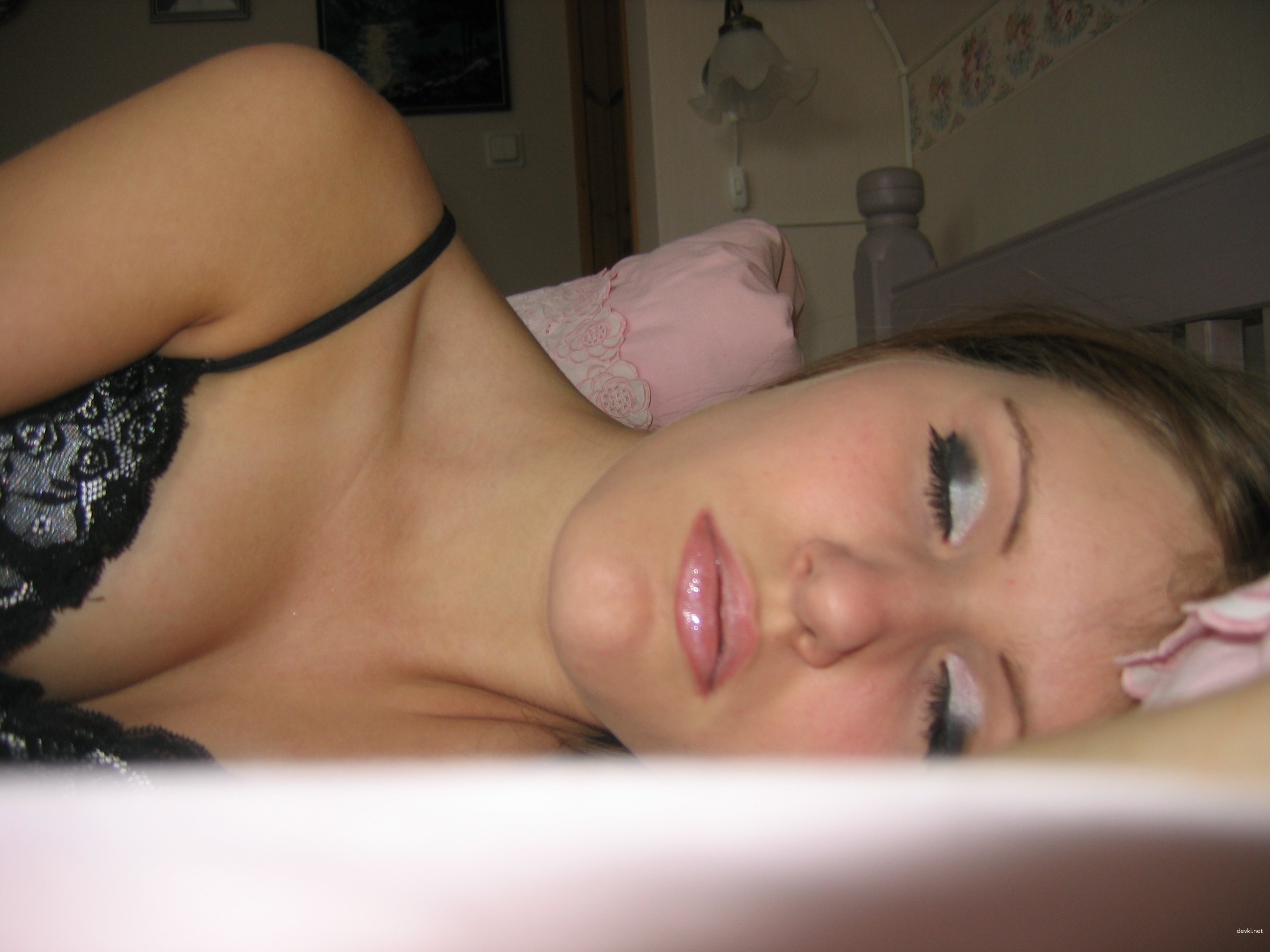 Seductive Teen Poses for Her Lover: Explicit Amateur Beauty Shot
