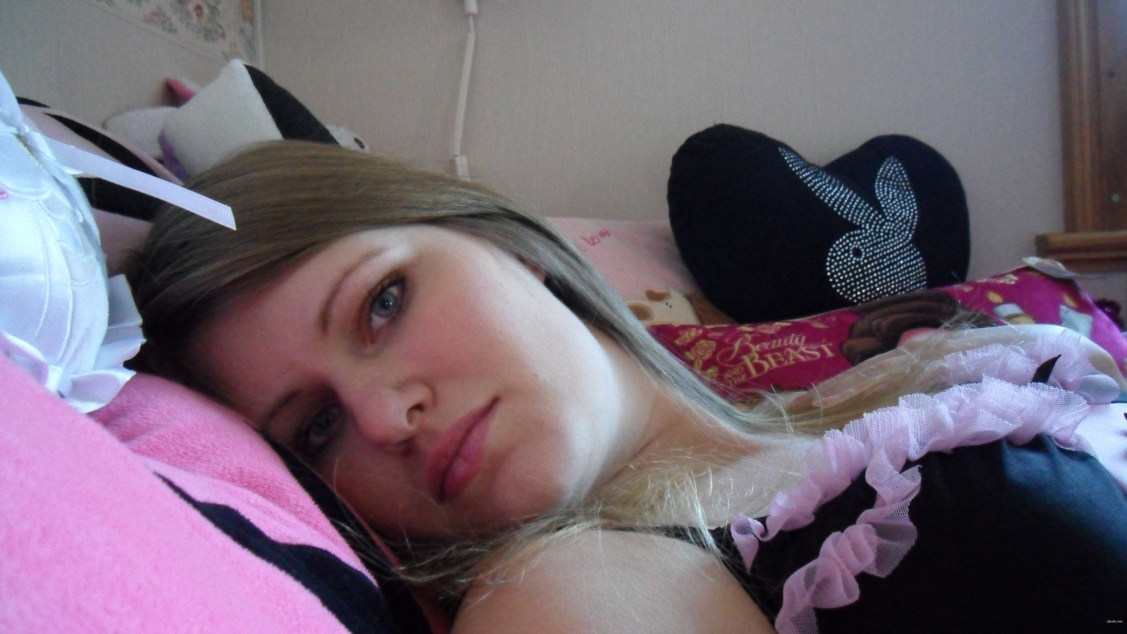 Seductive Teen Poses for Her Lover: Explicit Amateur Beauty Shot