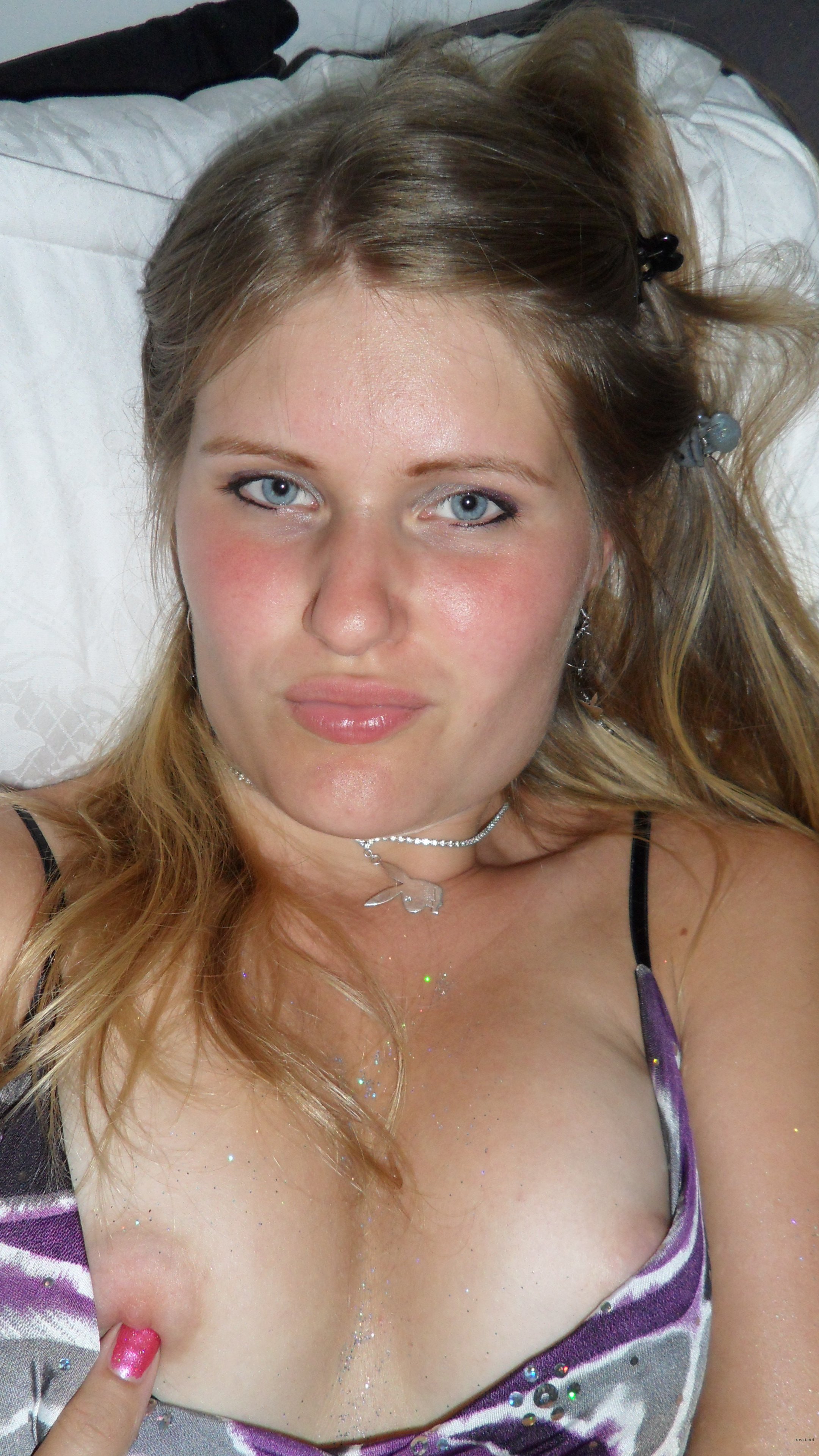 Seductive Teen Poses for Her Lover: Explicit Amateur Beauty Shot