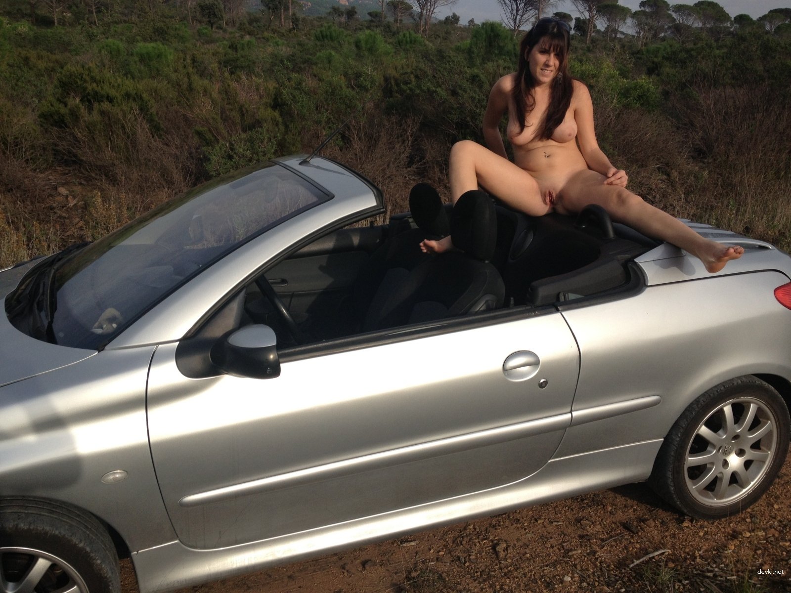 Big-Breasted Woman on Vacation: Explicit Amateur Photo
