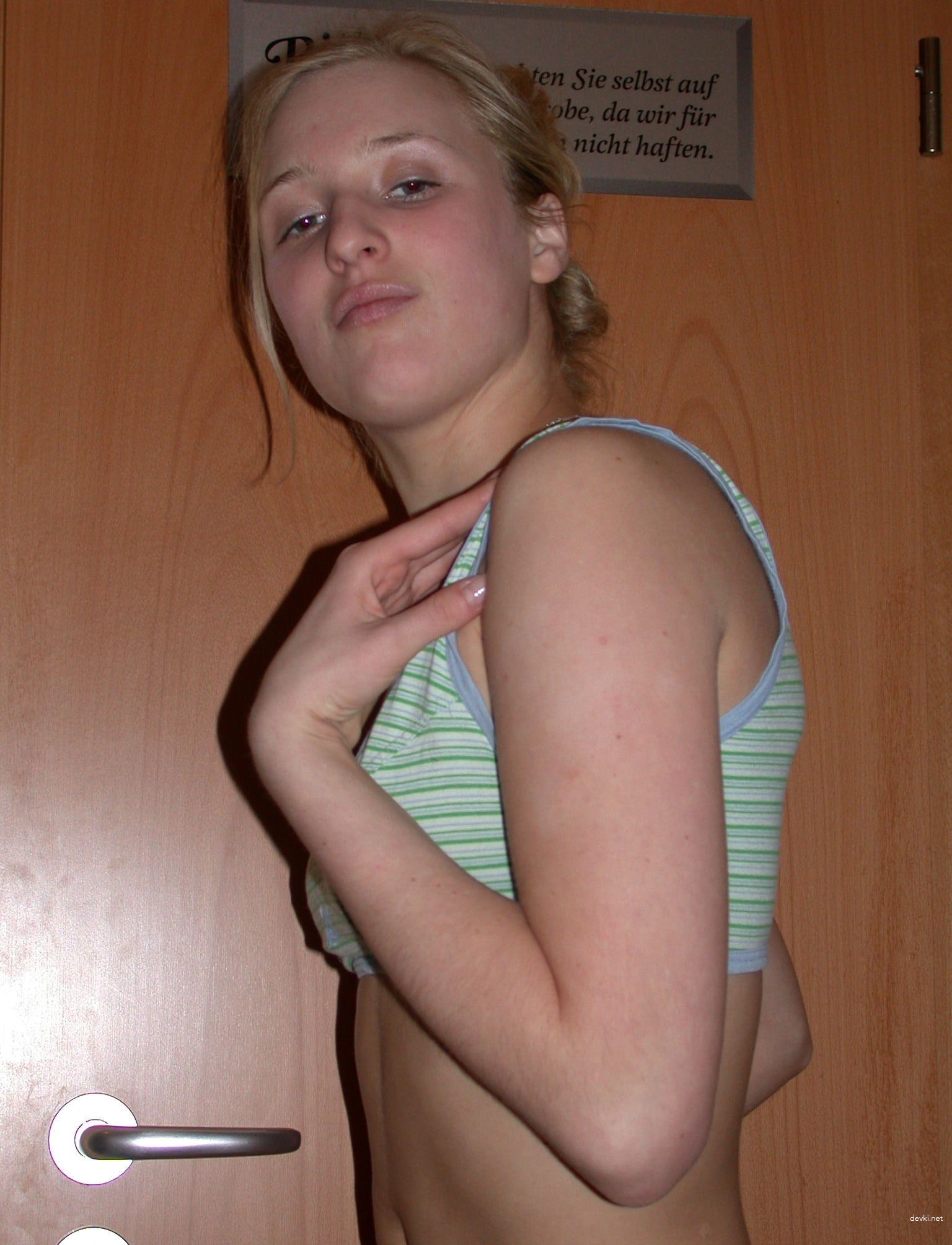 Naked Girl Posing Amateur Photo: Explicit Nude Teen Model Exhibitionism