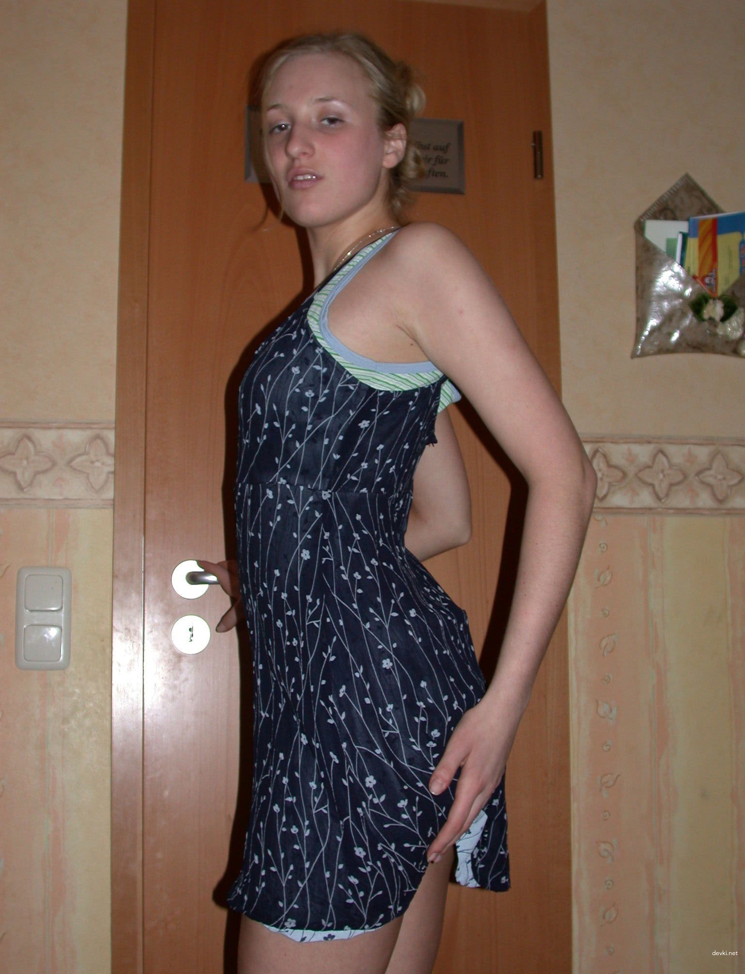 Naked Girl Posing Amateur Photo: Explicit Nude Teen Model Exhibitionism