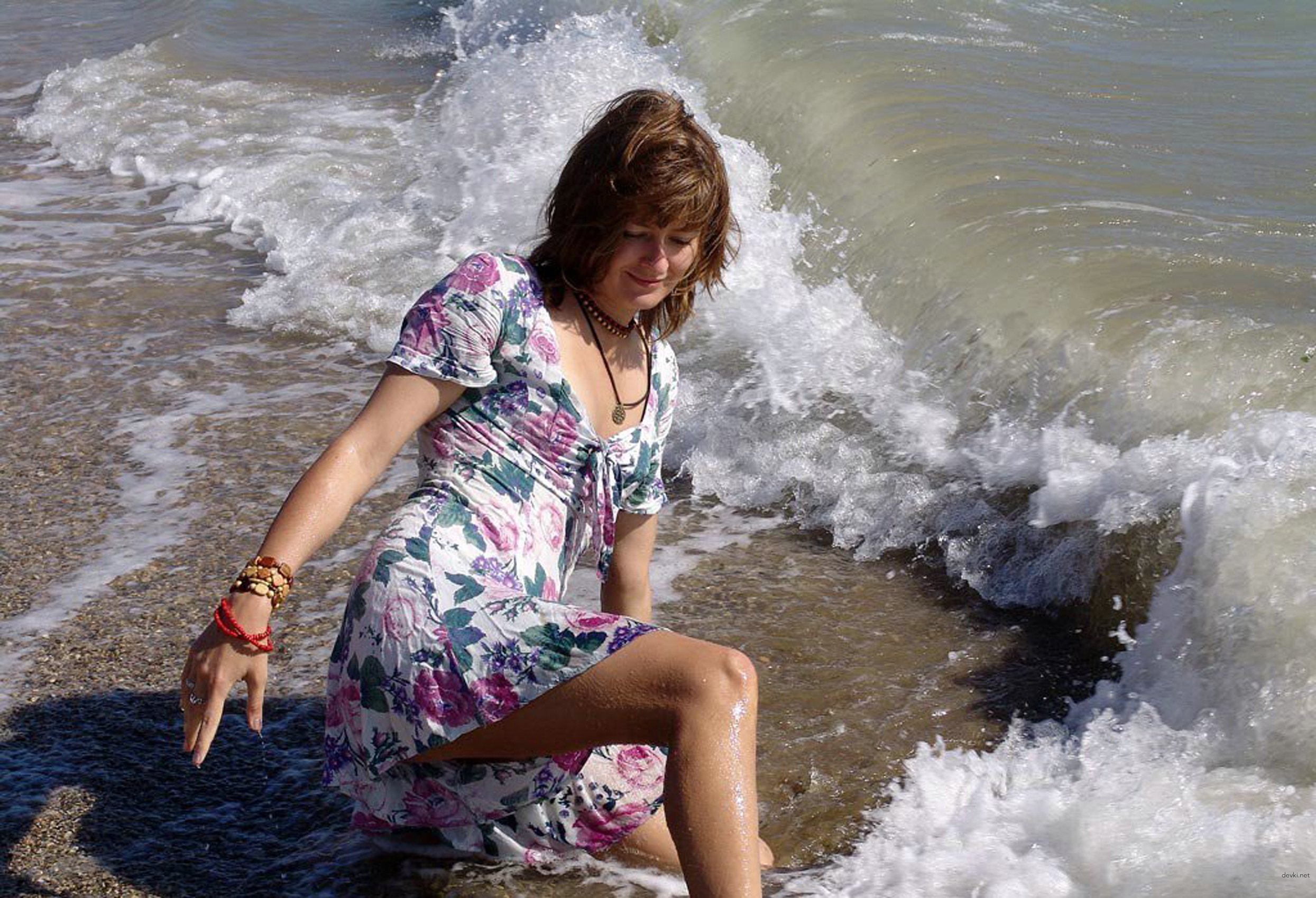 Explicit Beach Strip Tease: Amateur Girl Undressing