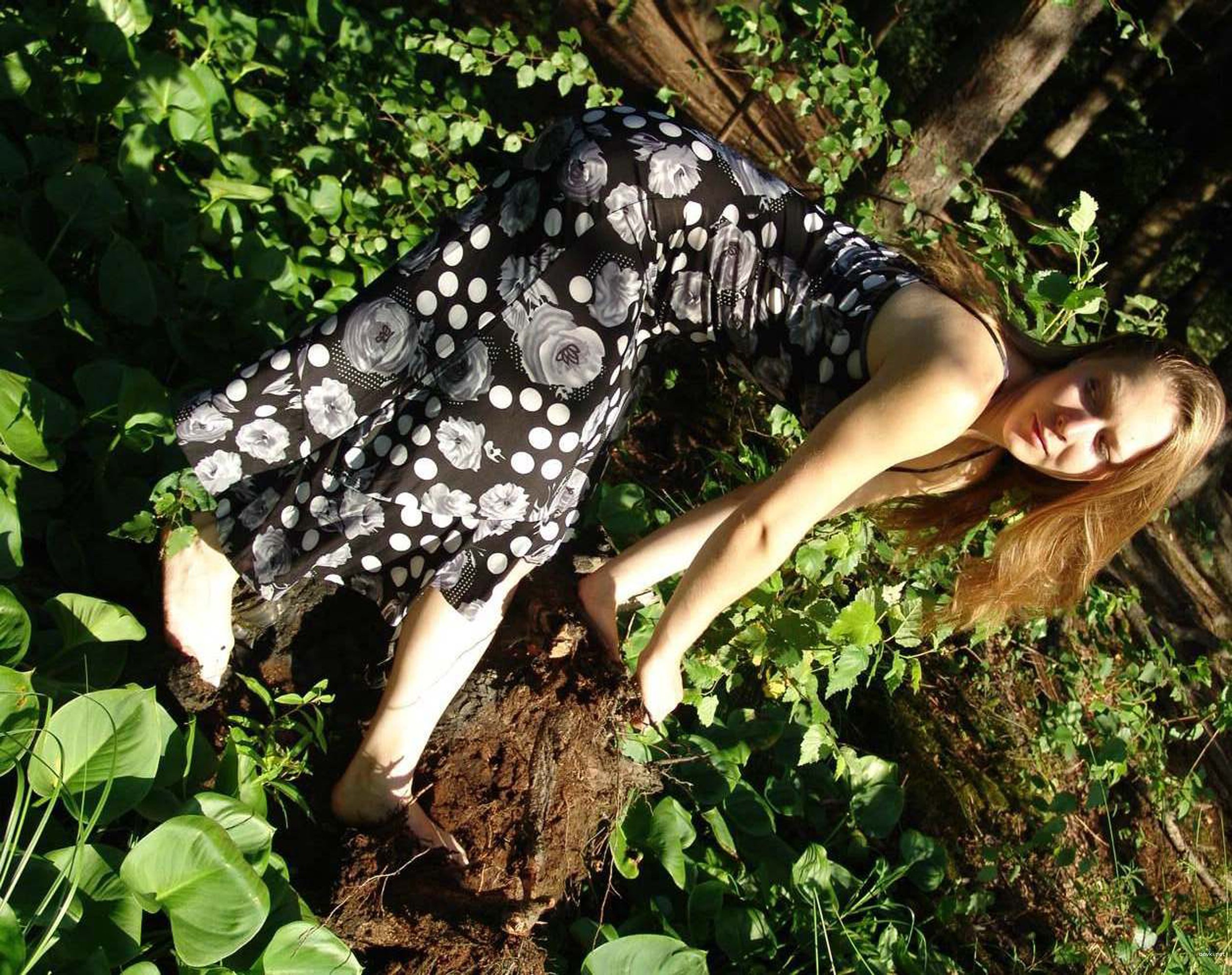 Girl stripping in nature - Part 4: Amateur photo with explicit nudity