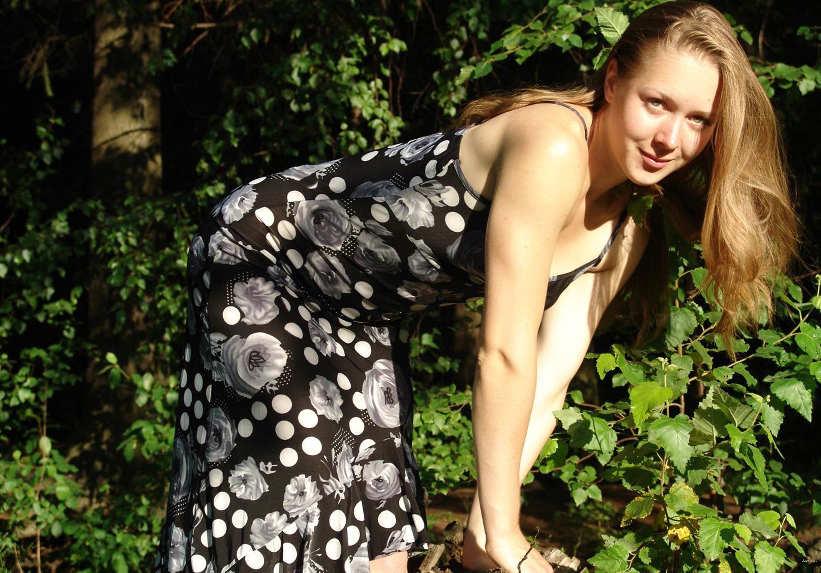 Girl stripping in nature - Part 4: Amateur photo with explicit nudity