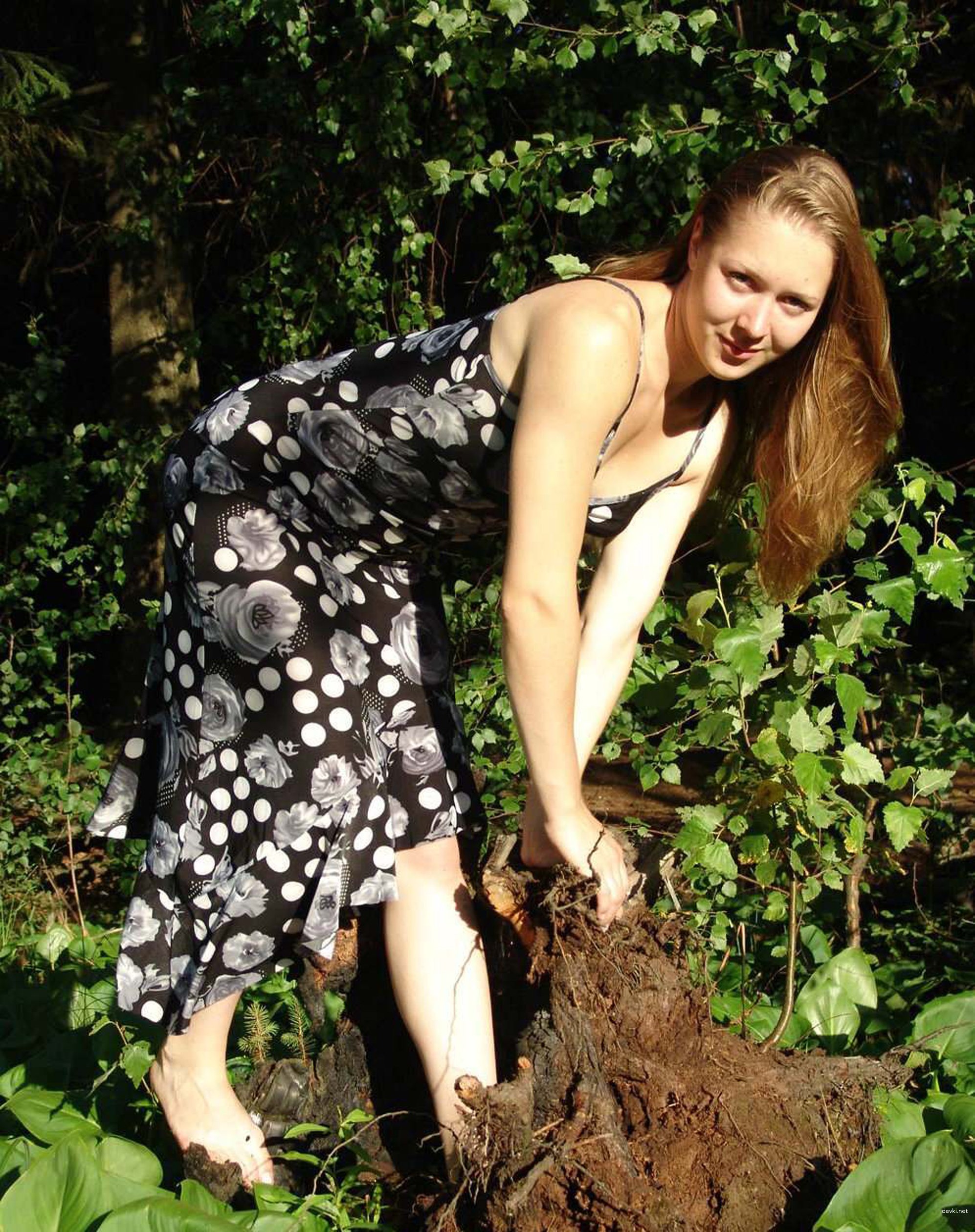 Girl stripping in nature - Part 4: Amateur photo with explicit nudity