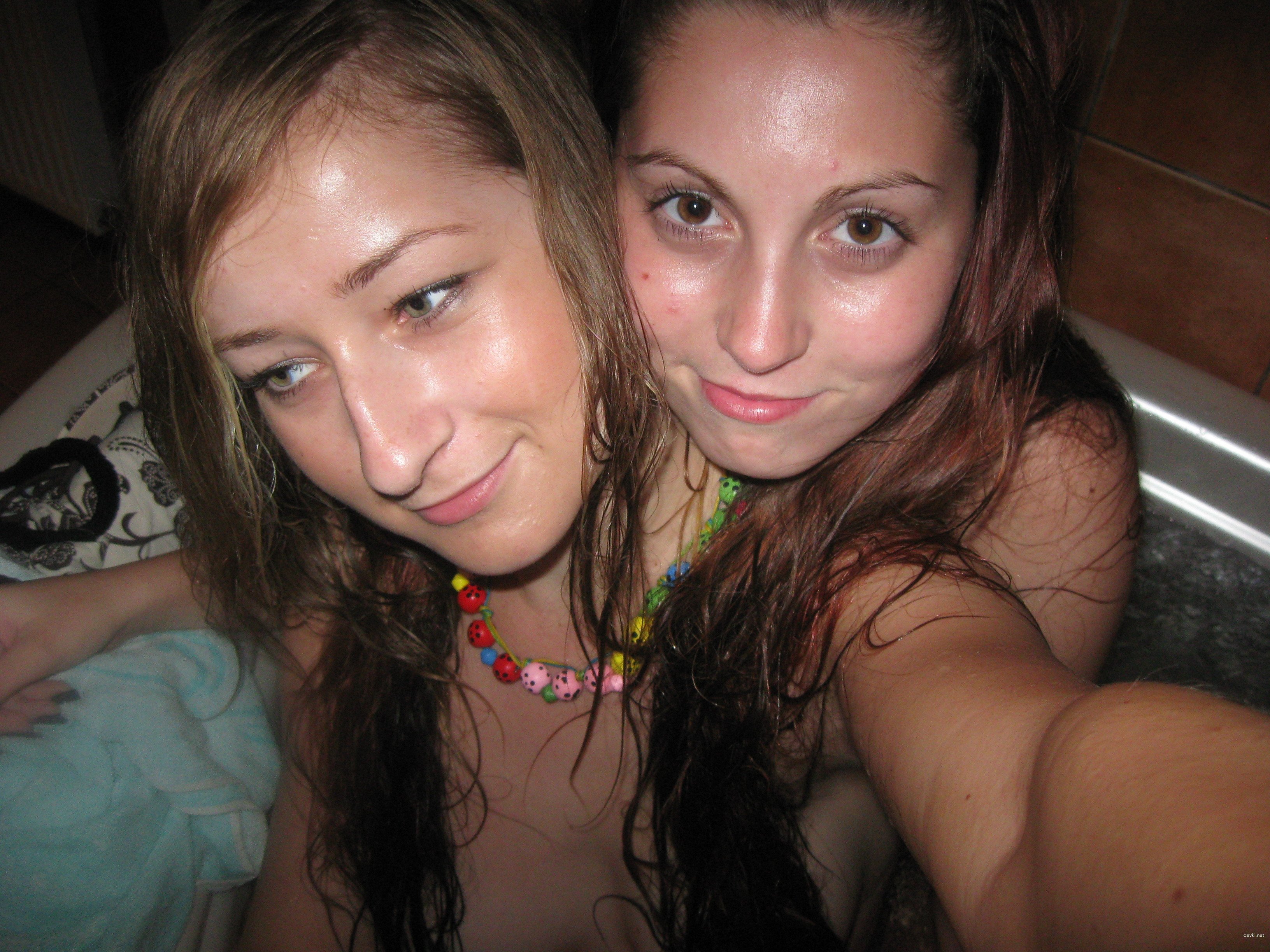 Amateur Lesbians Taking Explicit Photos in the Bath