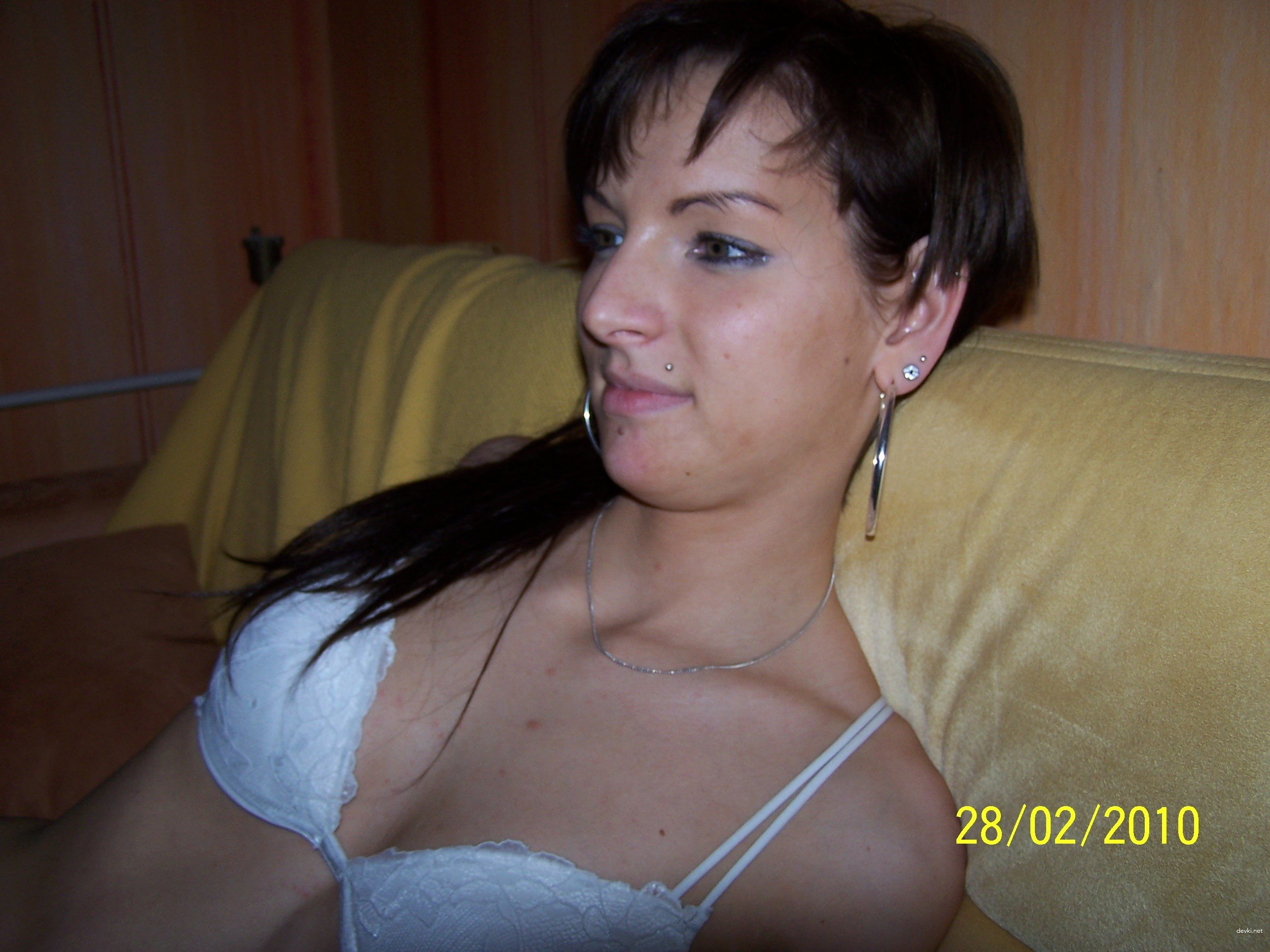 Seductive Brunette Flaunts Her Body in Amateur Photos