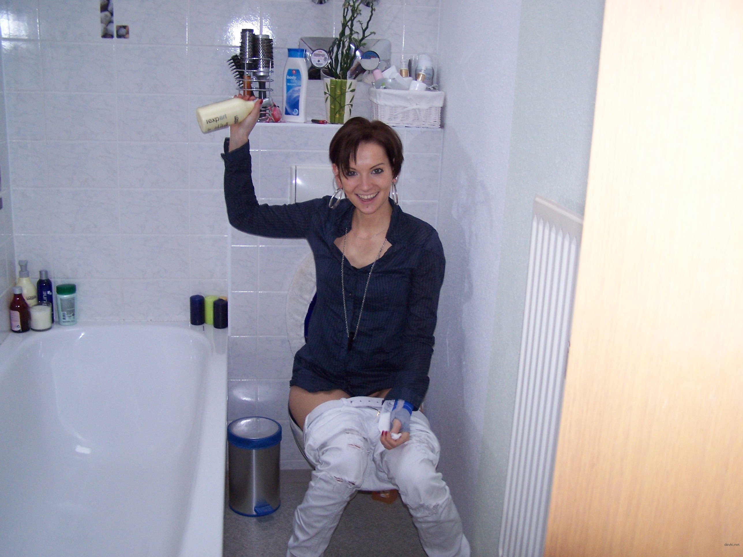 Seductive Brunette Flaunts Her Body in Amateur Photos