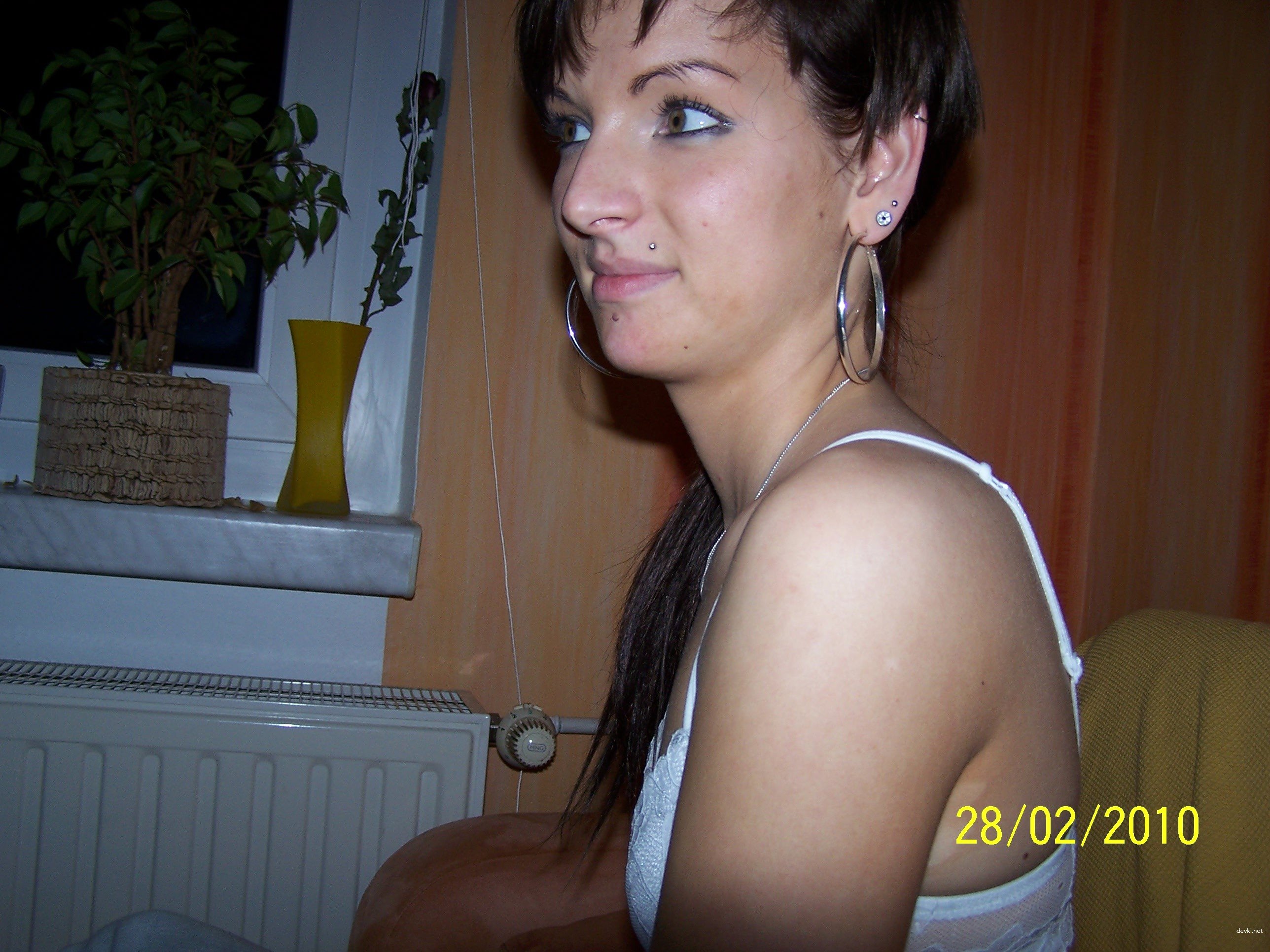 Seductive Brunette Flaunts Her Body in Amateur Photos