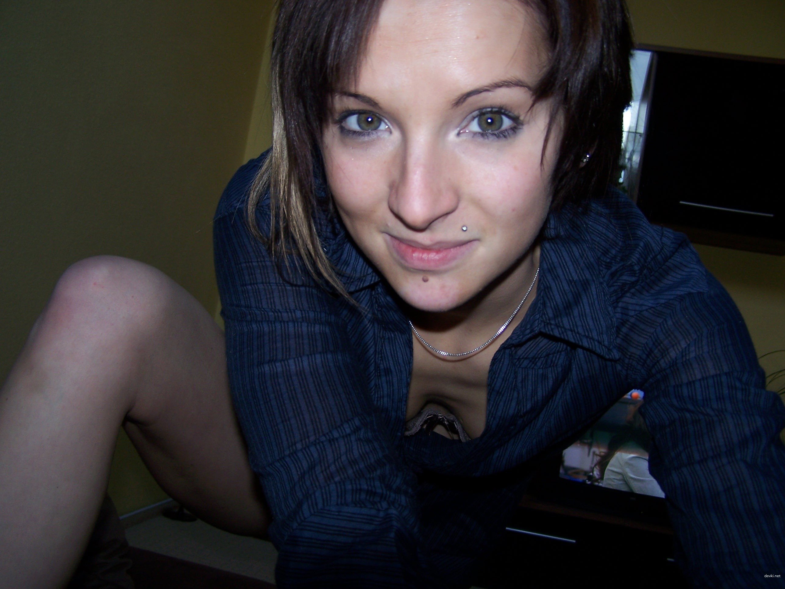 Seductive Brunette Flaunts Her Body in Amateur Photos