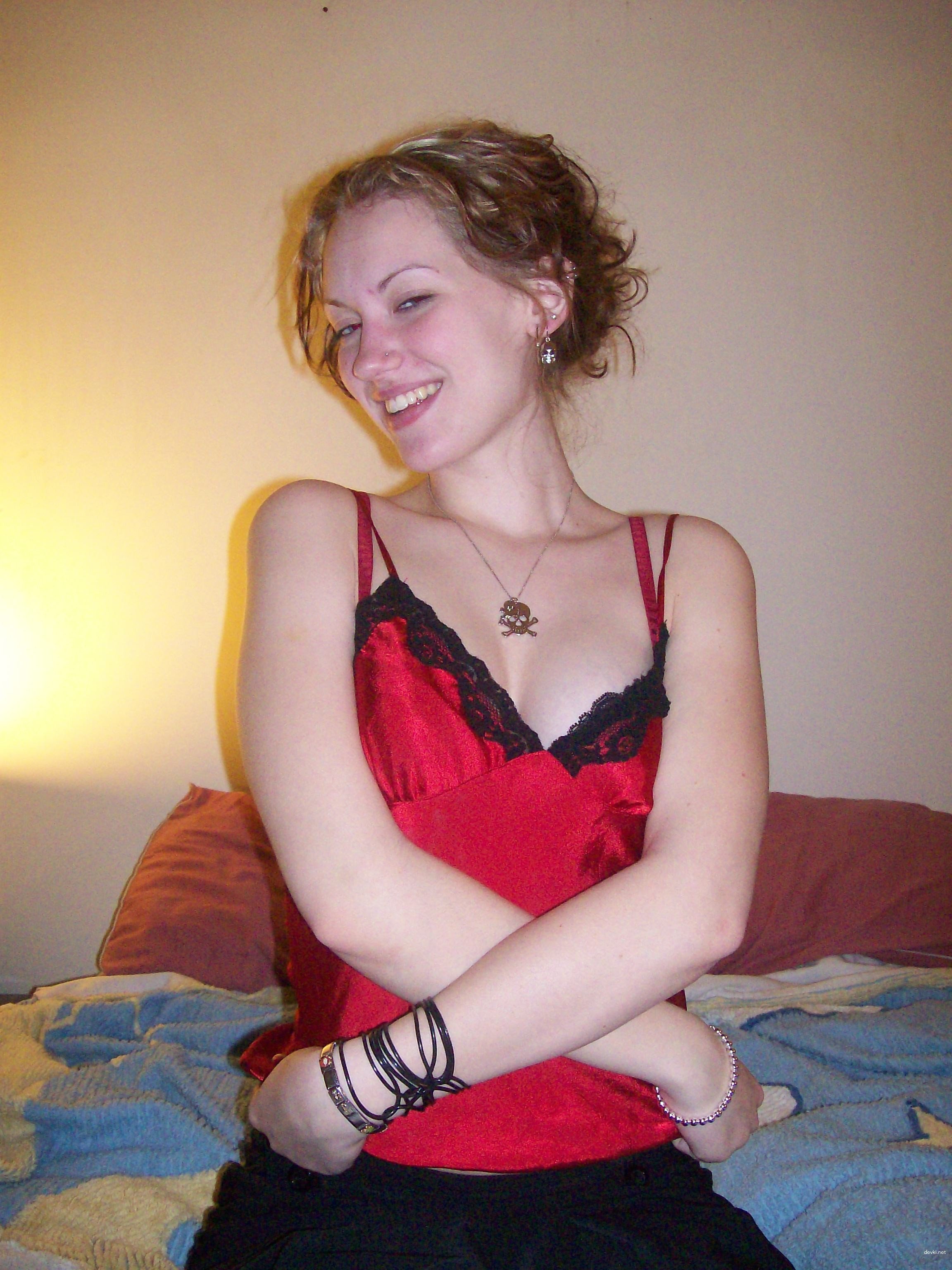 Modest Girl Showing Off Her Body - Amateur Explicit Photo Shoot