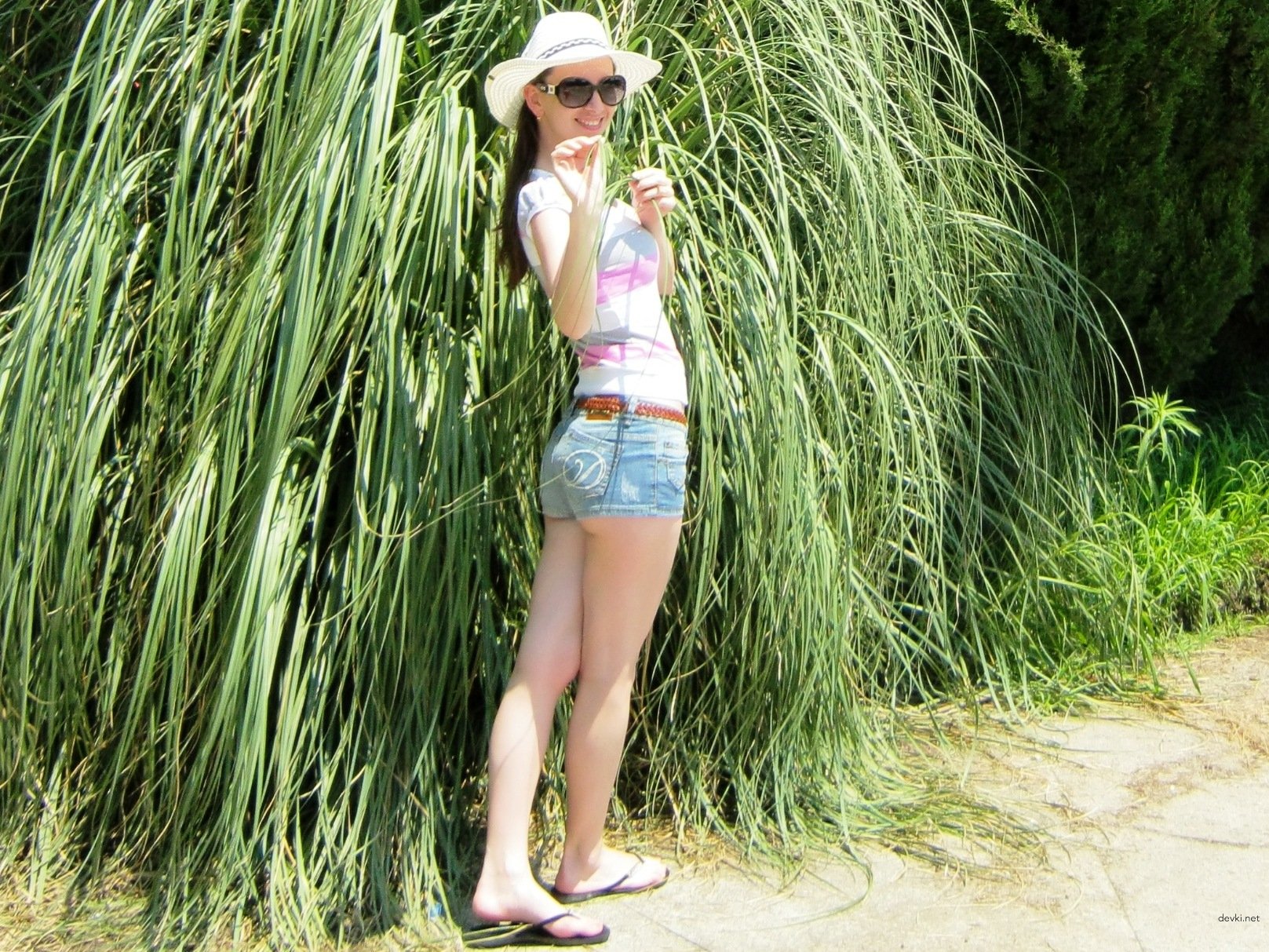 Amateur Guy Captures Nude Girl in the Act - Explicit Photo Session