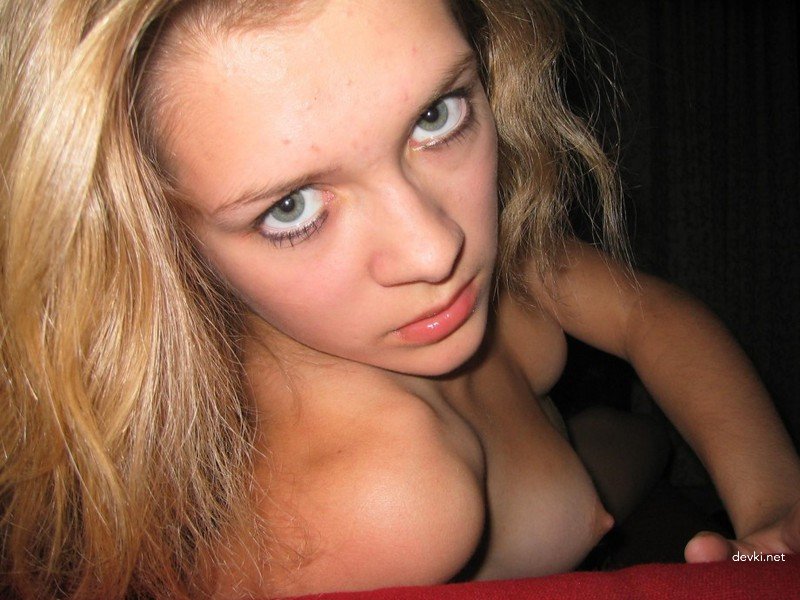 Hot amateur babe stripping naked - Explicit amateur photo