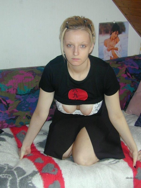 Amateur Busty Babe Exposes Every Inch of Herself