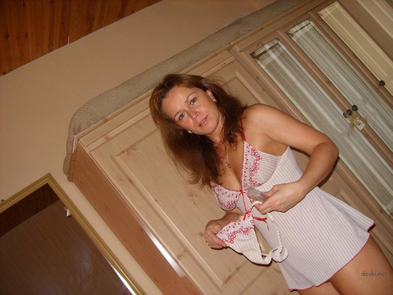 Hot Chick with Shaved Pussy: Amateur Explicit Photo