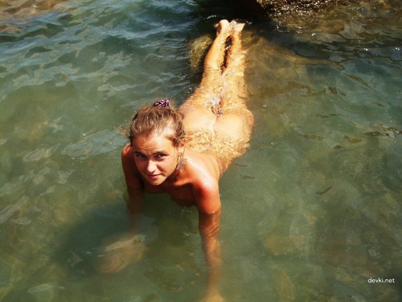 Hot Amateur Girl Shows Off Her Tan - Explicit Sunbathing Photos